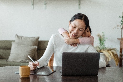 Zdjęcie artykułu Pracująca mama dla osób do 30. roku życia